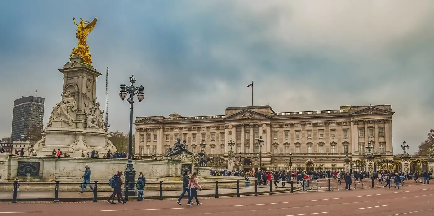 buckingham-palace-3932671_1920 (1) London asbestos surveys expose asbestos materials in iconic buildings like Buckingham Palace.